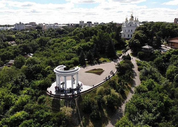 Левобережна україна. Символ Полтави - Біла альтанка, вид с квадрокоптера